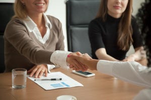 shaking-hands-in-job-interview